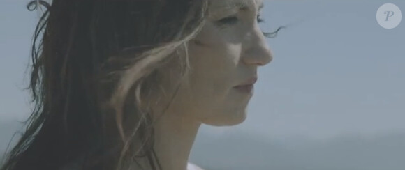 La chanteuse KT Tunstall dans le clip de son nouveau titre intitulé Feel It All à découvrir sur son dernier opus Invisible Empire // Crescent Moon.