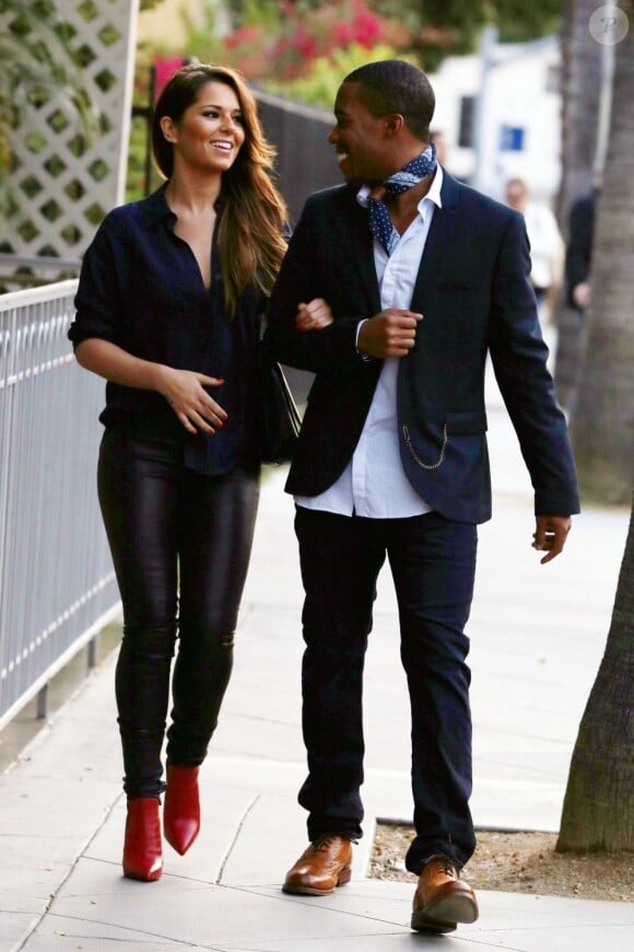 Cheryl Cole, sexy dans son chemisier Splendid, son pantalon en cuir et ses bottines Saint Laurent au bras de son petit ami Tre Holloway. Los Angeles, le 8 mai 2013.
