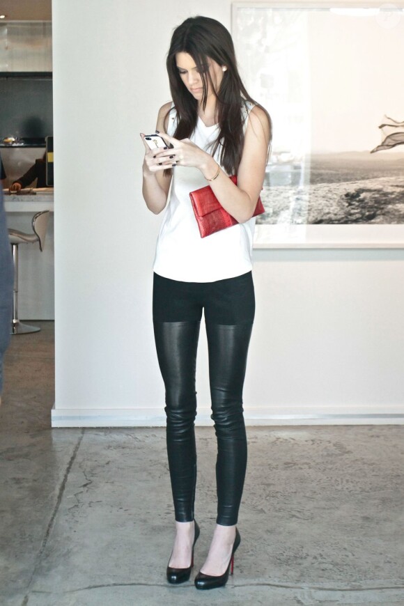 Kendall Jenner, 17 ans et ultrastylée en débardeur blanc, pantalon en cuir et souliers Christian Louboutin, possède déjà un style à la pointe et le démontre à chacune de ses sorties. Los Angeles, le 11 avril 2013.