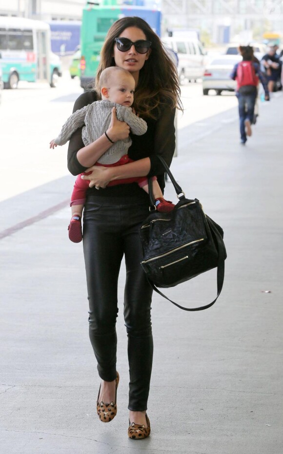 Lily Aldridge, top model et fashion mom de la petite Dixie, porte une tenue entièrement noire avec pantalon en cuir, sac Givenchy et ballerines Charlotte Olympia. Los Angeles, le 17 mai 2013.