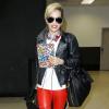 Rita Ora débarque à l'aéroport de Los Angeles, habillée d'un perfecto, d'un pantalon en cuir et de baskets Reebok x Keith Haring assortis à la pochette de son iPad. Le 3 mai 2013.