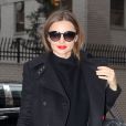 Miranda Kerr, tout de noir vêtue avec un manteau et un sac Givenchy, un sweater The Row, un pantalon en cuir Helmut Lang et des souliers Gianvito Rossi à New York. Le 26 février 2013.