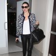 Miranda Kerr arrive à l'aéroport de Los Angeles, habillée d'un cardigan A.L.C, d'un pantalon en cuir Helmut Lang, de baskets Isabel Marant et d'un sac Givenchy. Le 15 janvier 2013.