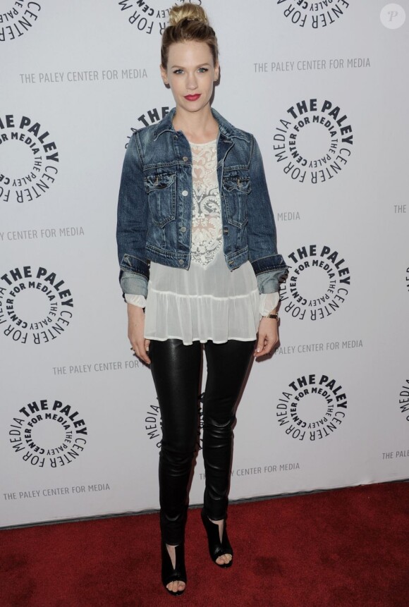 L'actrice January Jones assiste à la présentation de la saison 6 de Mad Men habillée d'une veste en jean, d'un top Zara, d'un pantalon en cuir et de bottines Christian Louboutin. New York, le 23 avril 2013.