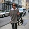 Olivia Palermo, reine du streetstyle à New York, porte avec son pantalon en cuir des bottines Report, un sac Chloé, un poncho à manches courtes Vince et une chemise blanche. Octobre 2012.