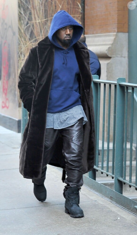 Kanye West, initiateur de la tendance pantalon en cuir chez les hommes, porte un modèle Bottega Veneta avec un manteau en fourrure, un sweater Maison Martin Margiela, un t-shirt Robert Geller et des bottines Timberland. New York, novembre 2012.
