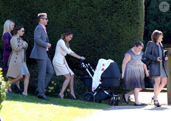 Ayda Field, la femme de Robbie Williams et leur fille Theodora Rose, ont assisté au mariage du père du chanteur, à Wiltshire en Angeleterre, le 1er mai 2013.