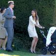  Ayda Field, la femme de Robbie Williams, et leur fille Theodora Rose au mariage du père du chanteur, à Wiltshire en Angleterre, le 1er mai 2013. 
  
  