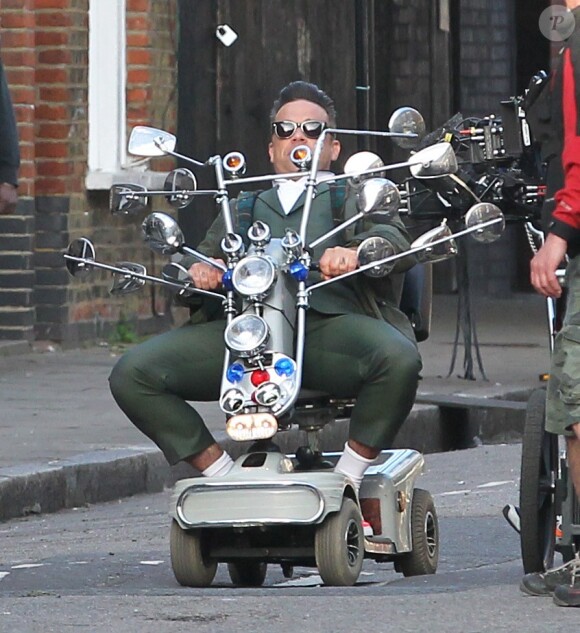 Exclusif - Robbie Williams tourne son nouveau clip avec le rappeur Dizzee Rascal, à Londres le 30 avril 2013.