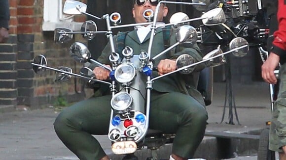 Robbie Williams : Biker déjanté avant l'étonnant mariage de son père Pete !
