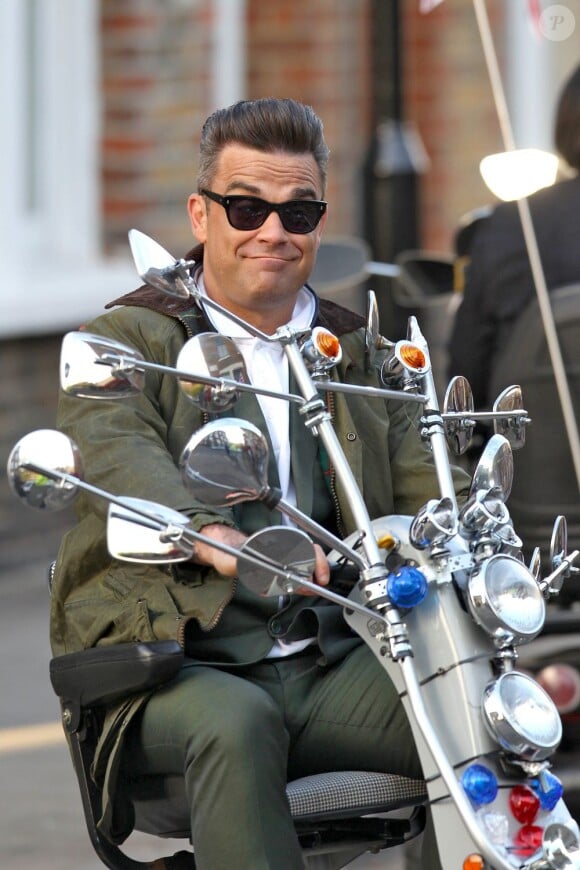 Exclusif - Robbie Williams à Londres pour tourner son nouveau clip avec le rappeur Dizzee Rascal, le 30 avril 2013.