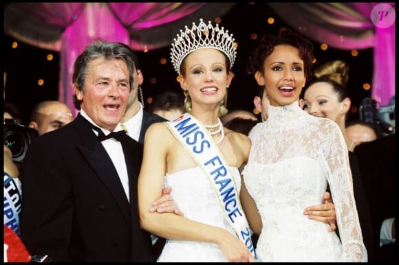 Élodie Gossuin, Miss Picardie est élue Miss France 2001. elle prend la pose au côté d'Alain Delon, président du jury et Sonia Rolland Miss France 2000.