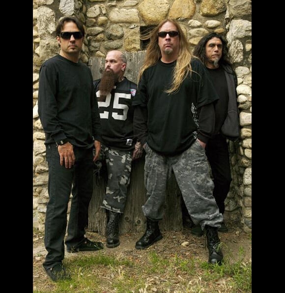 Le groupe Slayer, icône du trash metal, est en deuil de son guitariste virtuose Jeff Hanneman, reconnaissable à ses longs cheveux blonds, décédé le 2 mai 2013 à 49 ans des suites d'une insuffisance hépatique.