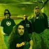 Le groupe Slayer, icône du trash metal, est en deuil de son guitariste virtuose Jeff Hanneman, reconnaissable à ses longs cheveux blonds, décédé le 2 mai 2013 à 49 ans des suites d'une insuffisance hépatique.