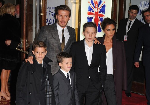 David Beckham, Victoria Beckham et leurs enfants Cruz, Brooklyn et Romeo sur le tapis rouge de la première de la comédie musicale "Viva Forever" à Londres, le 11 décembre 2012.