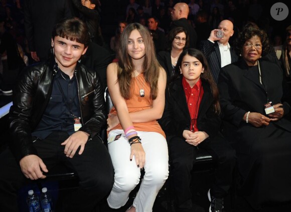 Les enfants de Michael Jackson, Prince, Paris and Blanket avec leur grand-mère dans le public de The X Factor, le 30 novembre 2011.