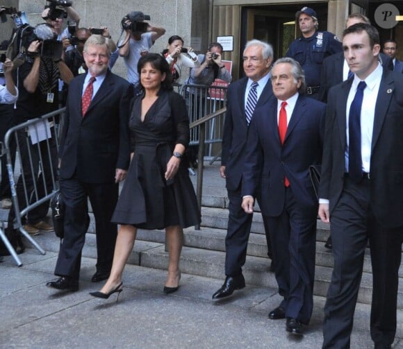 Dominique Strauss-Kahn et Anne Sinclair sortant du tribunal de Manhattan à New York, le 23 août 2011. Les poursuites pesant contre DSK viennent d'être abandonnées.