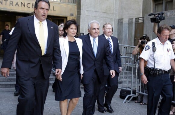 Dominique Strauss-Kahn et Anne Sinclair sortant du tribunal de Manhattan à New York, le 1er juillet 2011.