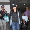 Reese Witherspoon, son mari Jim Toth et leur fils Tennessee arrivent à l'aéroport de Los Angeles, le 4 mai 2013. L'actrice portait une casquette de la police d'Atlanta.