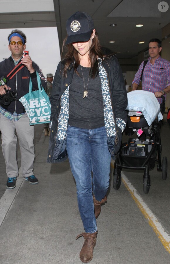 Reese Witherspoon, son mari Jim Toth et leur fils Tennessee arrivent à l'aéroport de Los Angeles, le 4 mai 2013. L'actrice portait une casquette de la police d'Atlanta.