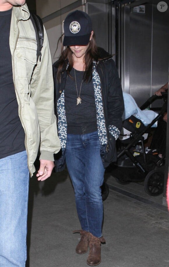 Quelques jours après son arrestation Reese Witherspoon, son mari Jim Toth et leur fils Tennessee arrivent à l'aéroport de Los Angeles, le 4 mai 2013.