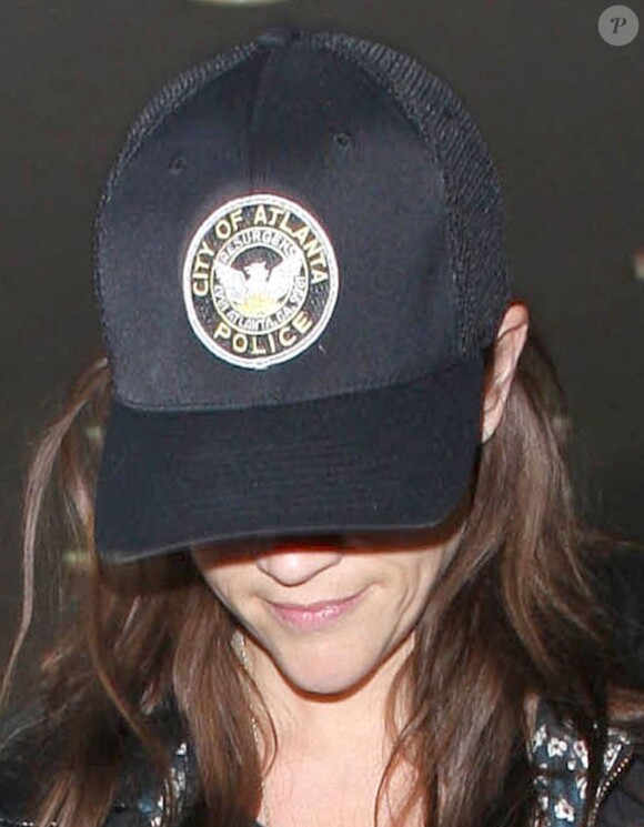 Reese Witherspoon, son mari Jim Toth et leur fils Tennessee arrivent à l'aéroport de Los Angeles, le 4 mai 2013. L'actrice faisait profil bas.