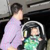 Reese Witherspoon, son mari Jim Toth avec leur fils Tennessee arrivent à l'aéroport de Los Angeles, le 4 mai 2013.