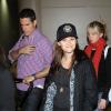 Reese Witherspoon l'air fatigué, son mari Jim Toth et leur fils Tennessee arrivent à l'aéroport de Los Angeles, le 4 mai 2013.