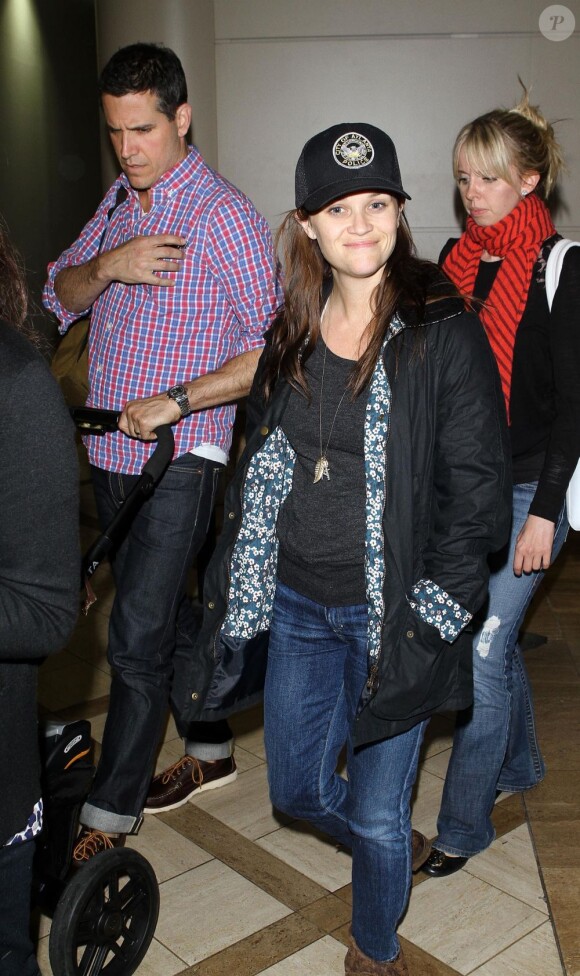 Reese Witherspoon l'air fatigué, son mari Jim Toth et leur fils Tennessee arrivent à l'aéroport de Los Angeles, le 4 mai 2013.