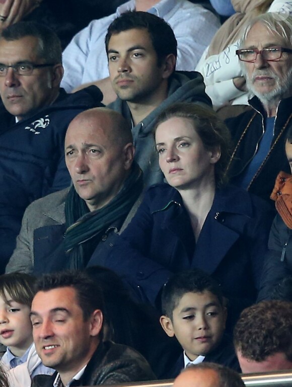 Nathalie Kosciusko-Morizet et son mari Jean-Pierre Philippe ennuyés par le spectacle du soir pendant le match entre le PSG et Valenciennes (1-1) au Parc des Princes, Paris, le 5 mai 2013.