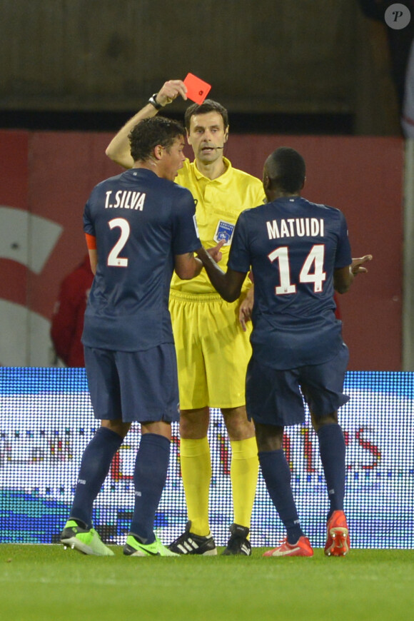 Thiago Silva prend un carton rouge pour avoir poussé Alexandre Castro pendant le match entre le PSG et Valenciennes (1-1) au Parc des Princes, Paris, le 5 mai 2013.