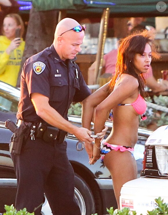 Pendant que Jennifer Lopez donnait une interview à Fort Lauderdale pour l'émission "Entertainment Tonight" après le tournage de son clip, des coups de feu ont retenti. La police a procédé à des arrestations. Le 5 mai 2013.