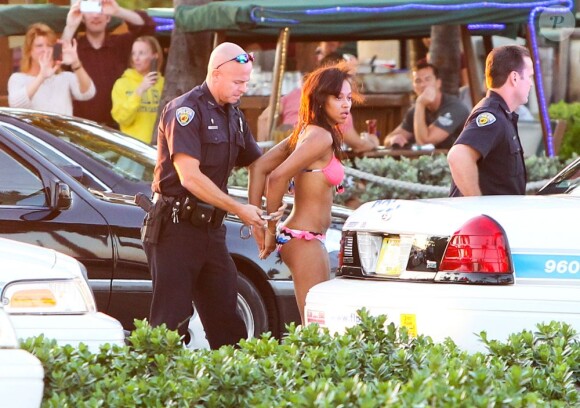 Pendant que Jennifer Lopez accordait une interview à Fort Lauderdale pour l'émission "Entertainment Tonight" après le tournage de son clip, des coups de feu ont retenti. La police a procédé à des arrestations. Le 5 mai 2013.