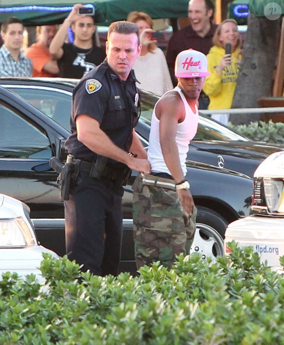Alors que Jennifer Lopez donnait une interview à Fort Lauderdale pour l'émission "Entertainment Tonight" après le tournage de son clip, des coups de feu ont retenti. La police a procédé à des arrestations. Le 5 mai 2013.