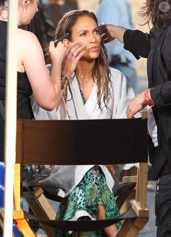 Jennifer Lopez et le rappeur Pitbull sur le tournage du clip "Live It Up" de Jennifer Lopez sur la plage à Miami, le 5 mai 2013. Casper Smart, le compagnon de Jennifer, ainsi que l'actrice Eva Marcille étaient également présents.
