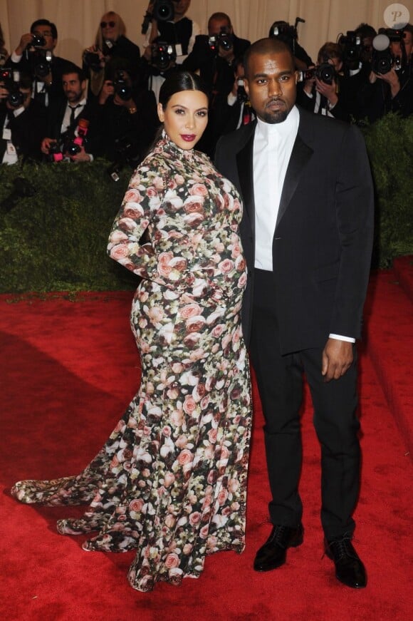 Kim Kardashian et Kanye West, tous deux habillés en Givenchy, assistent au gala Punk : Chaos to Couture du Costume Institute au Metropolitan Museum of Art. New York, le 6 mai 2013.