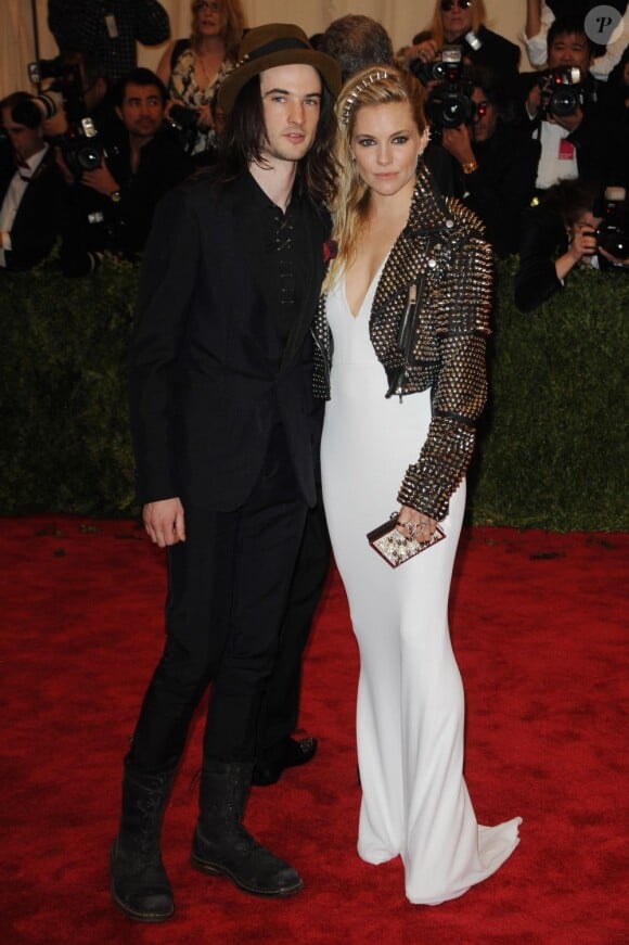 Sienna Miller et son fiancé Tom Sturridge, tous deux habillés en Burberry, assistent au gala Punk : Chaos to Couture du Costume Institute au Metropolitan Museum of Art. New York, le 6 mai 2013.