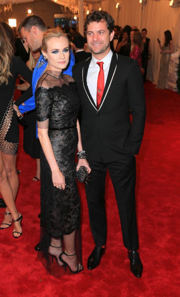 Diane Kruger ravissante en robe Chanel haute couture (collection printemps-été 2013) et Joshua Jackson assistent au gala Punk : Chaos to Couture du Costume Institute au Metropolitan Museum of Art. New York, le 6 mai 2013.