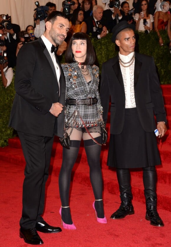 Riccardo Tisci, Madonna et Brahim Zaibat assistent au gala Punk : Chaos to Couture du Costume Institute au Metropolitan Museum of Art. New York, le 6 mai 2013.