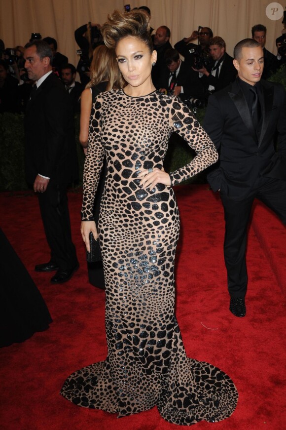 Jennifer Lopez assiste au gala Punk : Chaos to Couture du Costume Institute au Metropolitan Museum of Art, habillée d'une robe Michael Kors. New York, le 6 mai 2013.