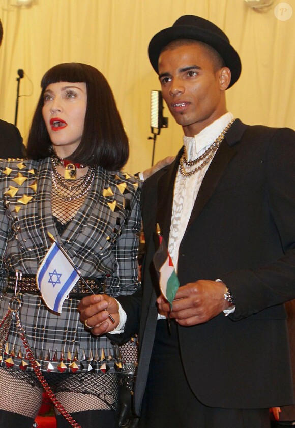 Madonna et son conjoint Brahim Zaibat qui tient les drapeaux d'Israël et de la Palestine, assistent au gala Punk : Chaos to Couture du Costume Institute au Metropolitan Museum of Art. New York, le 6 mai 2013.