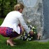 La comtesse Sophie de Wessex déposant une gerbe de fleurs le 7 mai 2013 au National Memorial Arboretum d'Alrewas, dans le Staffordshire, lors de l'inauguration du monument à la mémoire des Bevin Boys, héros de guerre dont les mérites sont enfin reconnus.