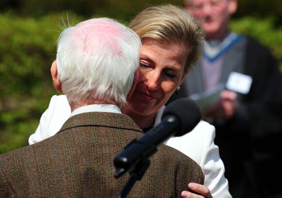 La comtesse Sophie de Wessex émue aux larmes en train de saluer l'ex-Bevin Boy Harry Sparkes, le 7 mai 2013 au National Memorial Arboretum d'Alrewas, dans le Staffordshire, lors de l'inauguration du monument à la mémoire des Bevin Boys, héros de guerre dont les mérites sont enfin reconnus.