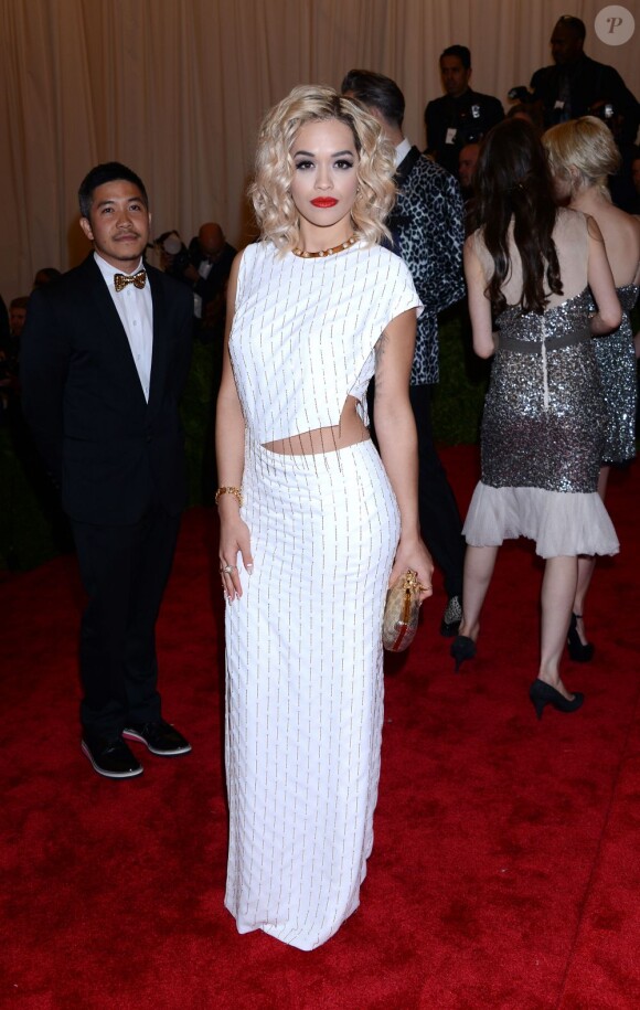 Rita Ora au Metropolitan Museum of Art pour le gala annuel du Costume Institute orchestré par la rédactrice en chef du magazine Vogue US et directrice artistique du groupe Condé Nast Anna Wintour. La soirée avait pour thème "Chaos to couture exhibition". A New York, le 6 mai 2013. 