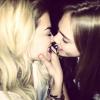Rita Ora et Cara Delevingne simulent un baiser. Février 2013.