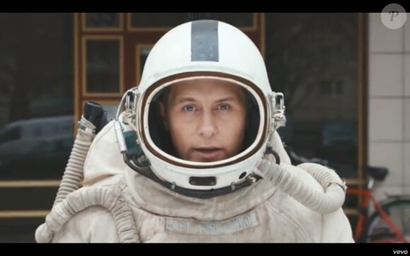 Image extraite du clip "Stars" de Mark Owen, mai 2013.