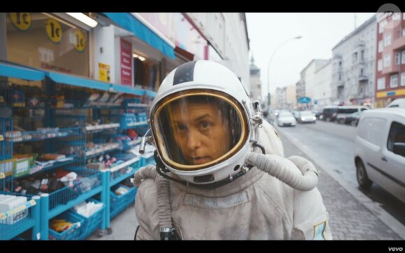 Image extraite du clip "Stars" de Mark Owen, mai 2013.