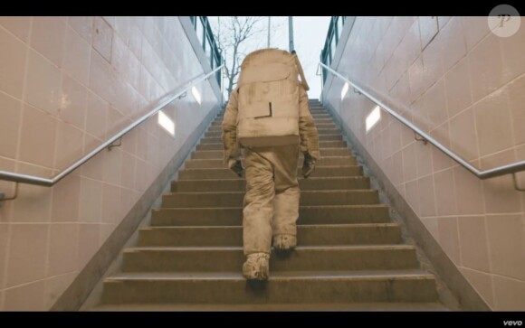 Image extraite du clip "Stars" de Mark Owen, mai 2013.