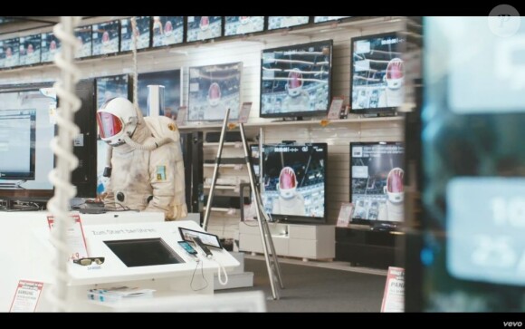 Image extraite du clip "Stars" de Mark Owen, mai 2013.