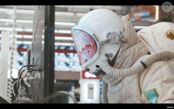 Image extraite du clip "Stars" de Mark Owen, mai 2013.